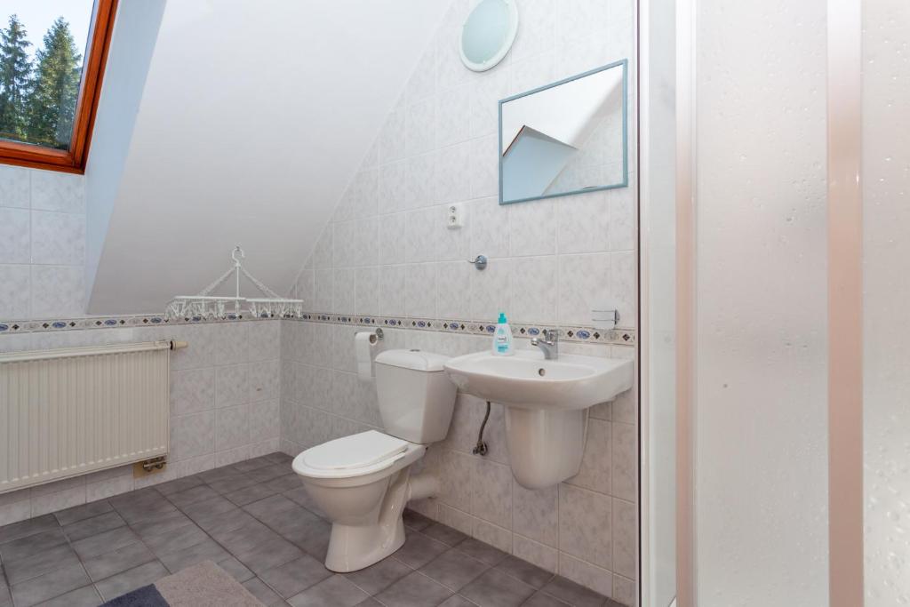 A bathroom at Penzión Javor