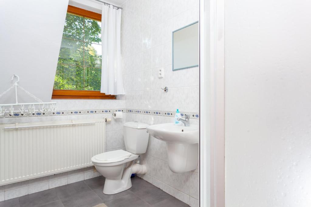 A bathroom at Penzión Javor