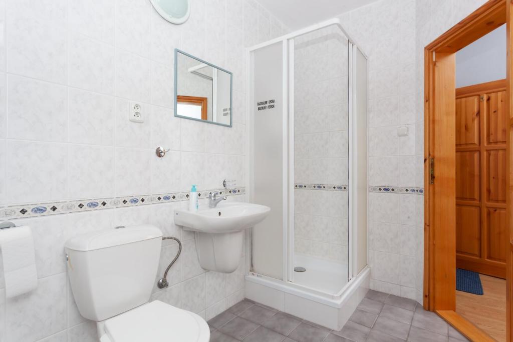 A bathroom at Penzión Javor