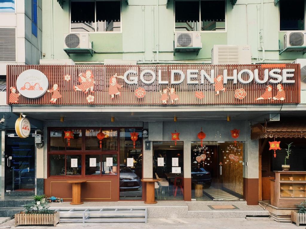 un edificio con un cartel que dice Casa Dorada en Golden House, en Bangkok