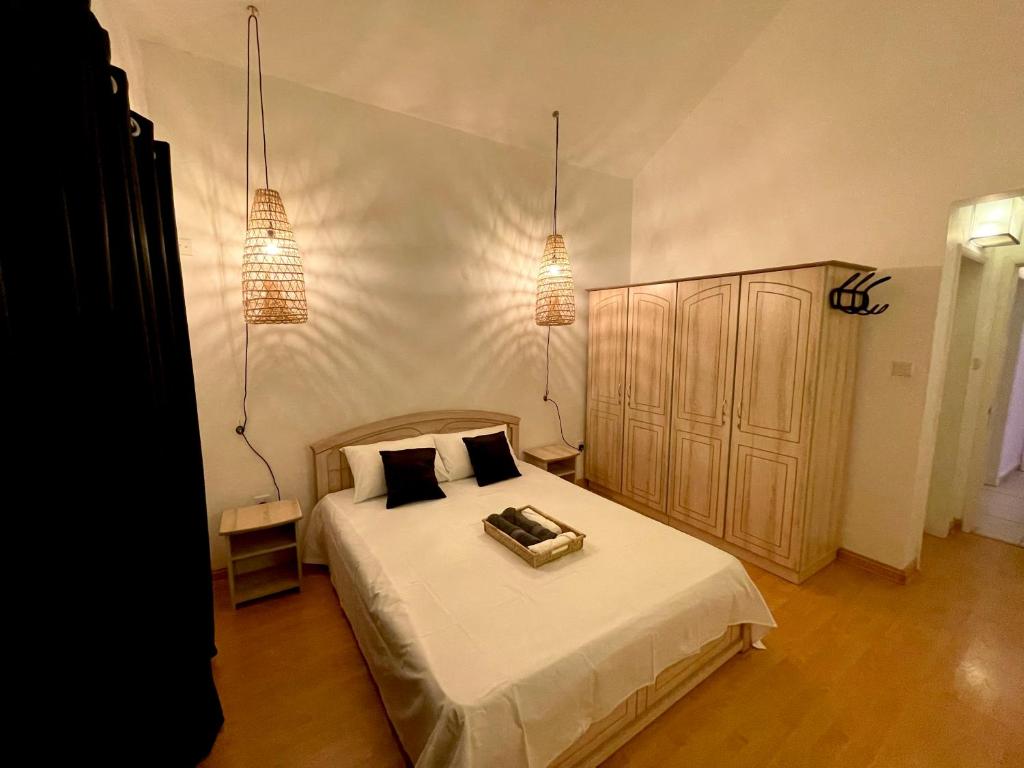 um quarto com uma cama grande e 2 almofadas em Lovely Apartment in Flic-en-Flac em Flic-en-Flac