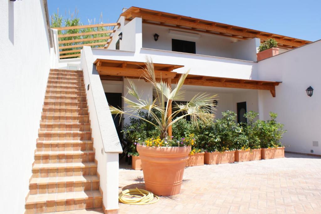 una casa con escaleras y una planta en una olla en Villa Myremi, en Isquia