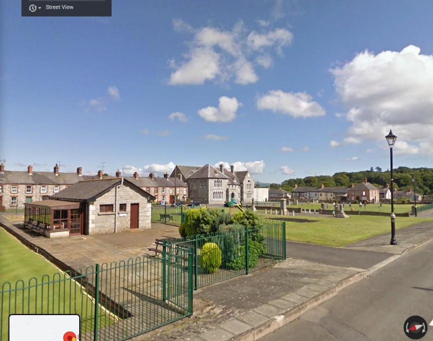 - une vue sur un parc avec des maisons et une clôture dans l'établissement College Square, Terrace House, à Bessbrook