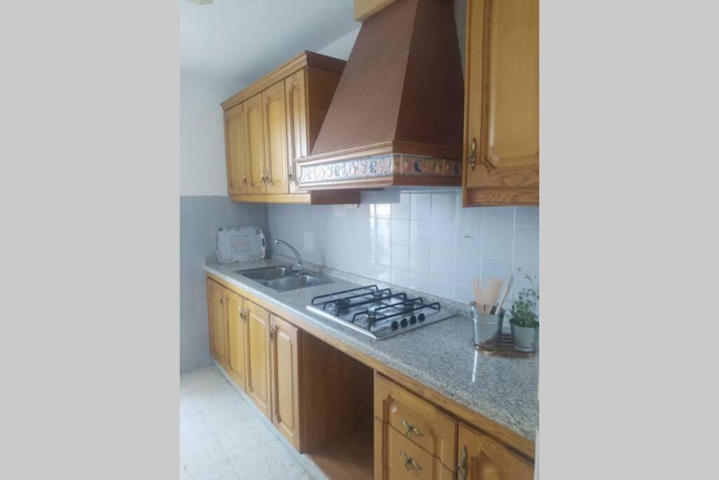 A kitchen or kitchenette at La casa del pueblo