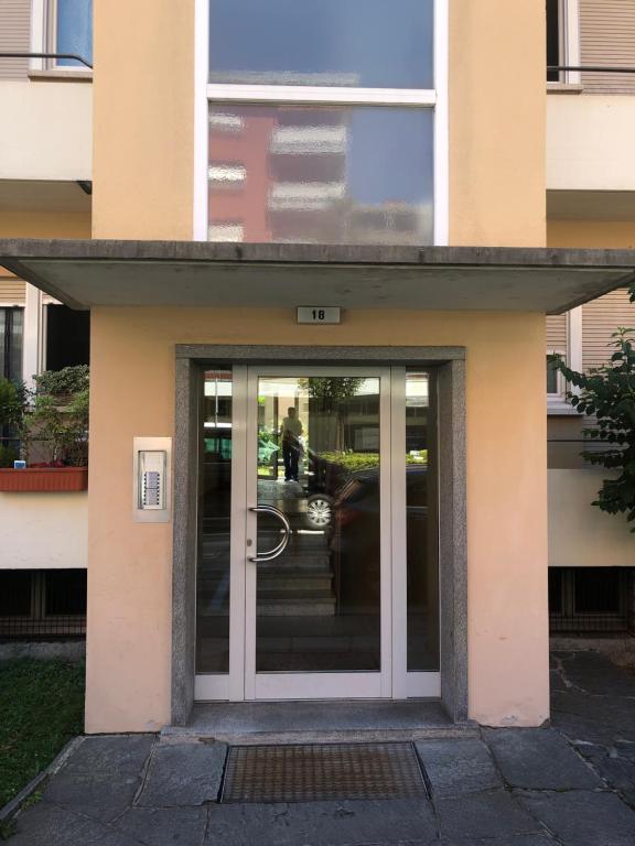 New & Modern Apartment with Beautiful Lake View!