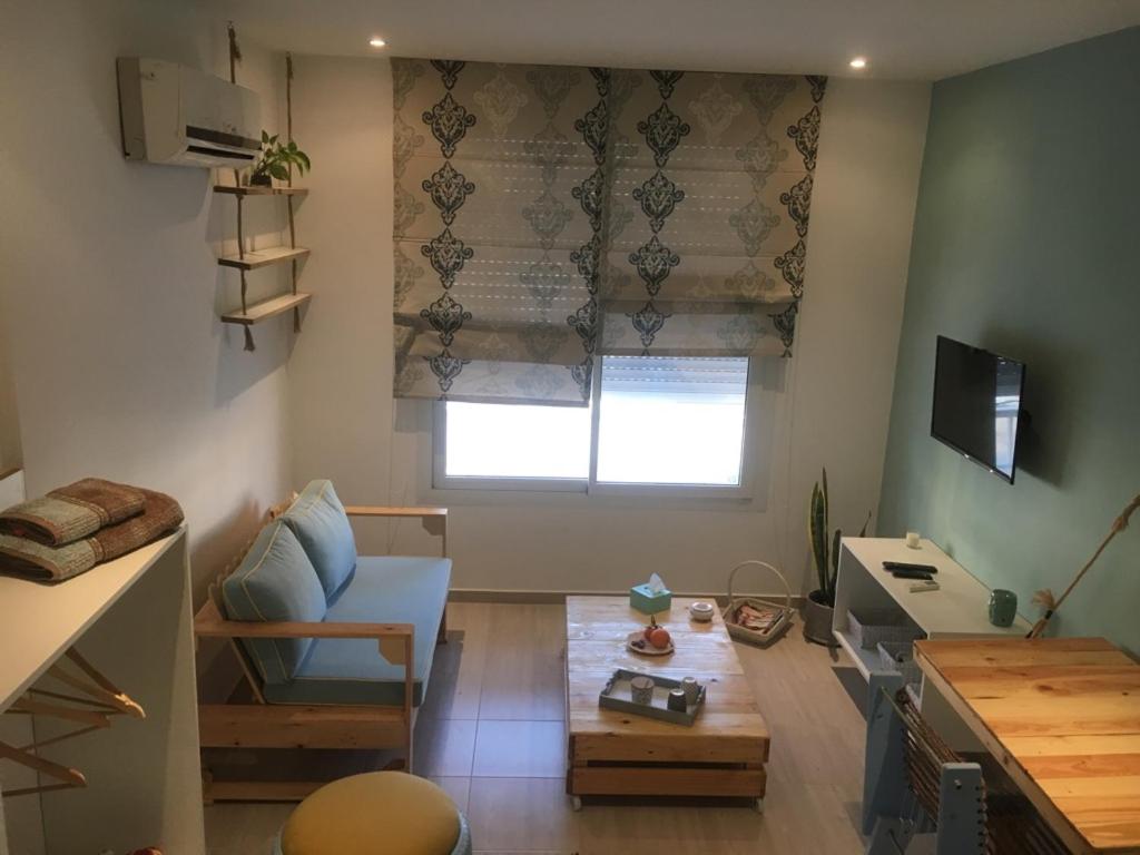 een woonkamer met een bank en een tafel bij Charmant studio à Sfax in Sfax