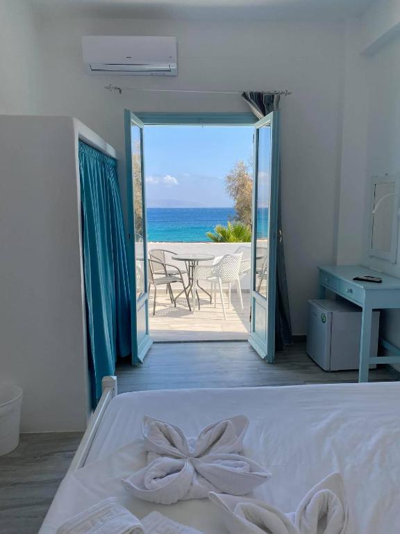 Postel nebo postele na pokoji v ubytování Cactus Beach Paros