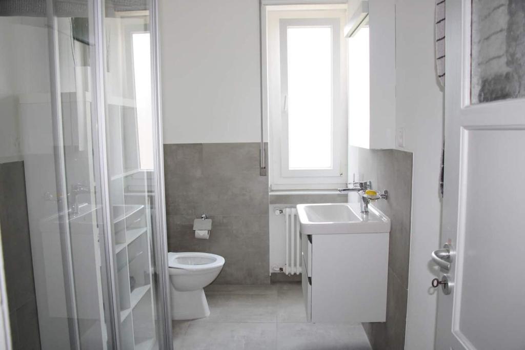 New & Modern Apartment with Beautiful Lake View! - Resim 8