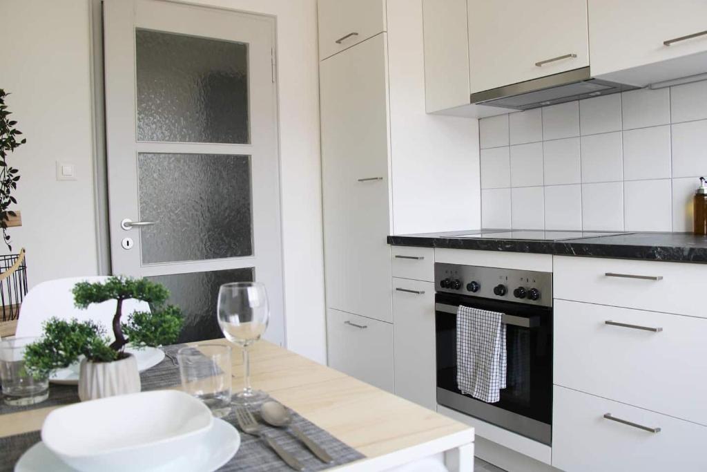 New & Modern Apartment with Beautiful Lake View! - Resim 19