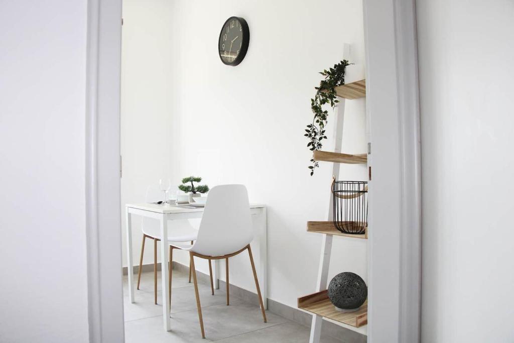 New & Modern Apartment with Beautiful Lake View! - Resim 7