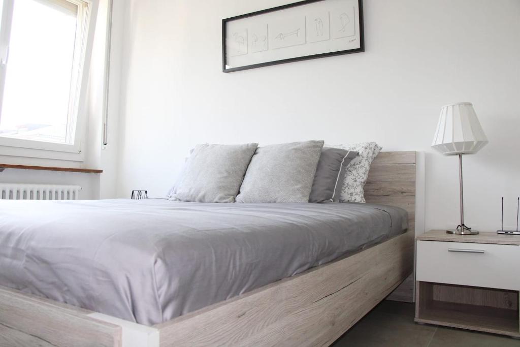 New & Modern Apartment with Beautiful Lake View! - Resim 20