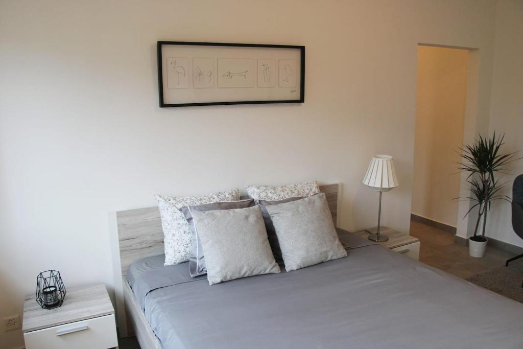 New & Modern Apartment with Beautiful Lake View! - Resim 6