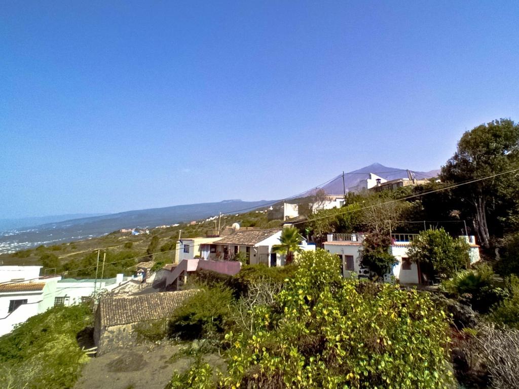 een huis op een heuvel met de oceaan op de achtergrond bij Casa Primavera in Genovés