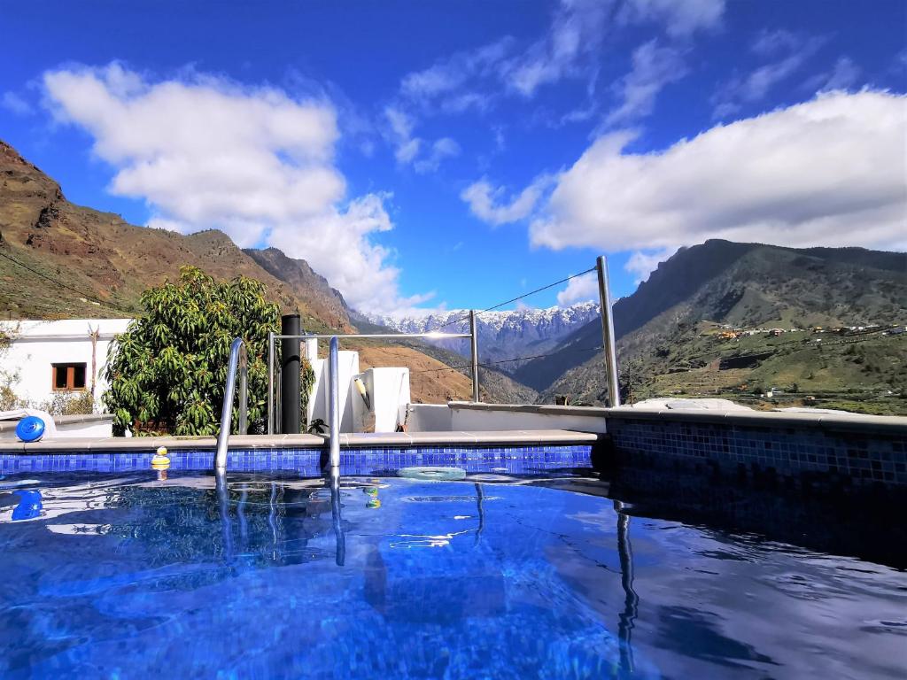 ein Schwimmbad mit Bergen im Hintergrund in der Unterkunft Casa Vista Caldera in Tijarafe