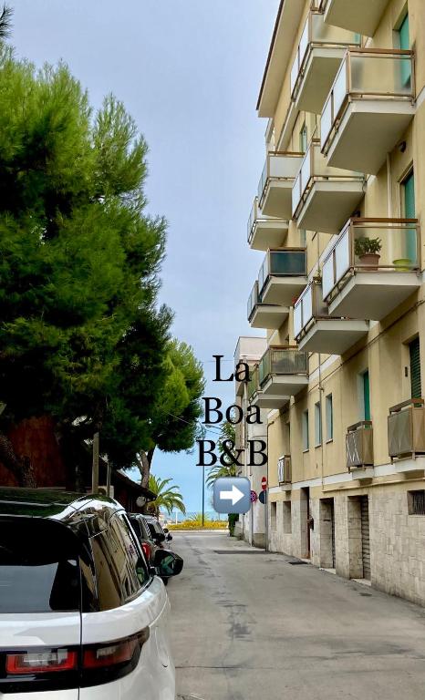 budynek z znakiem na boku w obiekcie La Boa B&B w mieście San Benedetto del Tronto