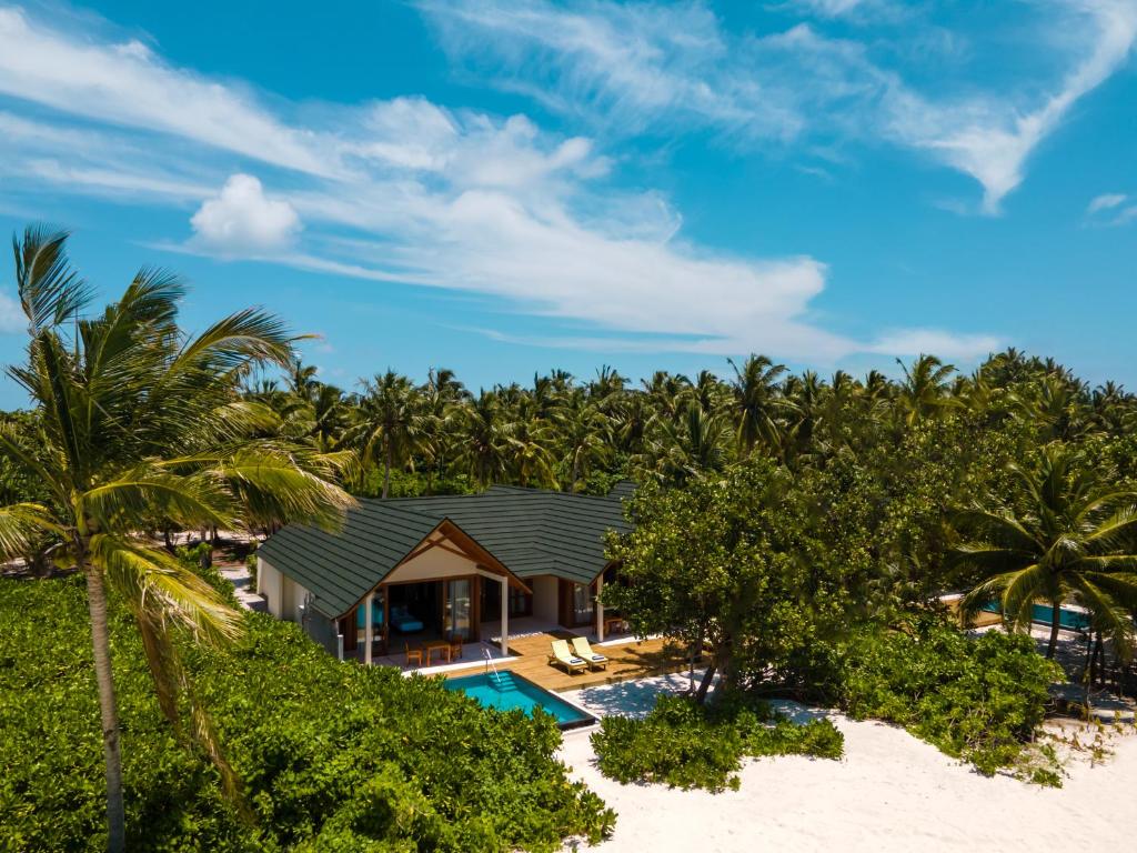 Furaveri Maldives - COMPLIMENTARY ROUND-TRIP SEAPLANE TRANSFER for two for a minimum of 5 nights or more from May 1st to October 31st, 2025 - Twee Slaapkamers Privé Luxe Strandresidentie