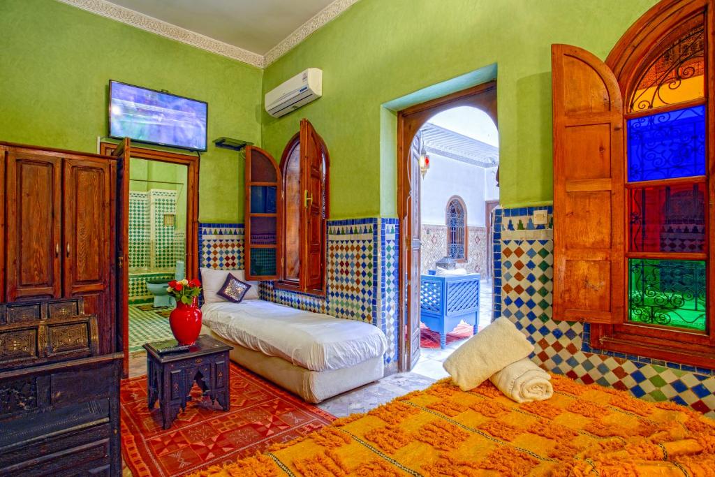 Postel nebo postele na pokoji v ubytování Riad Lakhdar