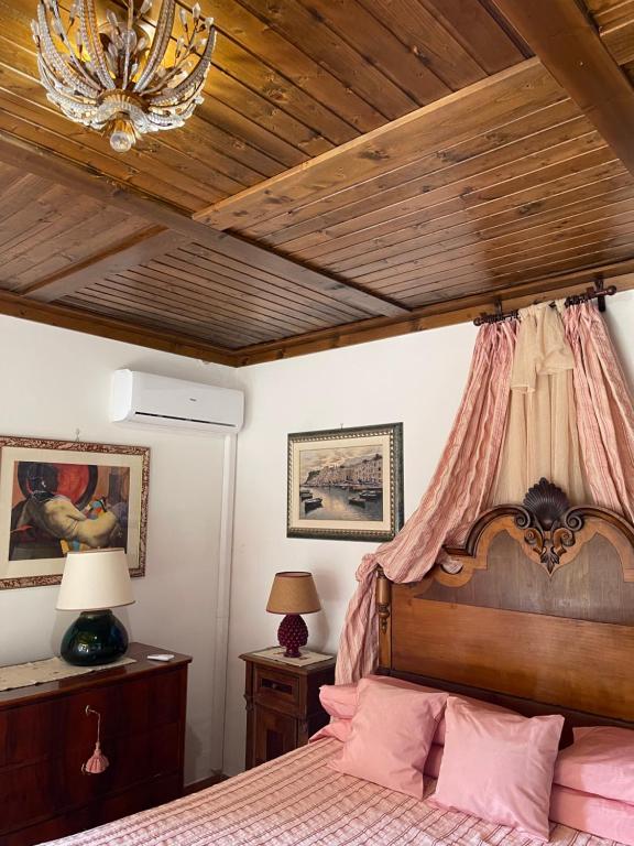 サン・ジョヴァンニ・ア・ピーロにあるVilla Ludoniccòの木製の天井のベッドルーム1室(大型ベッド1台付)