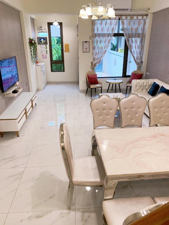 TV a/nebo společenská místnost v ubytování 花蓮小週末包棟民宿