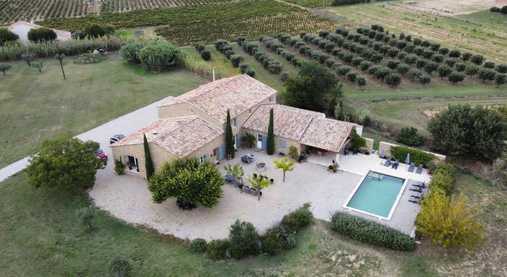 - une vue aérienne sur une maison avec une piscine dans l'établissement Mas du Vieux Tilleul, à Vaison-la-Romaine