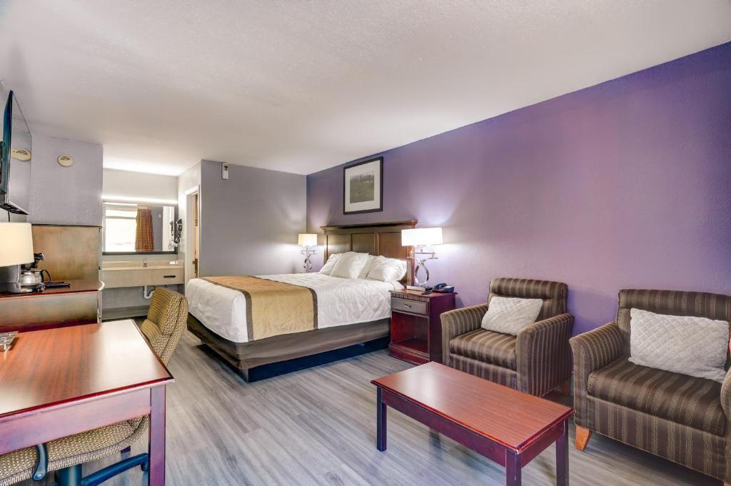 艾利傑的住宿－Budget Inn Top of Ellijay，酒店客房,配有一张床和两把椅子