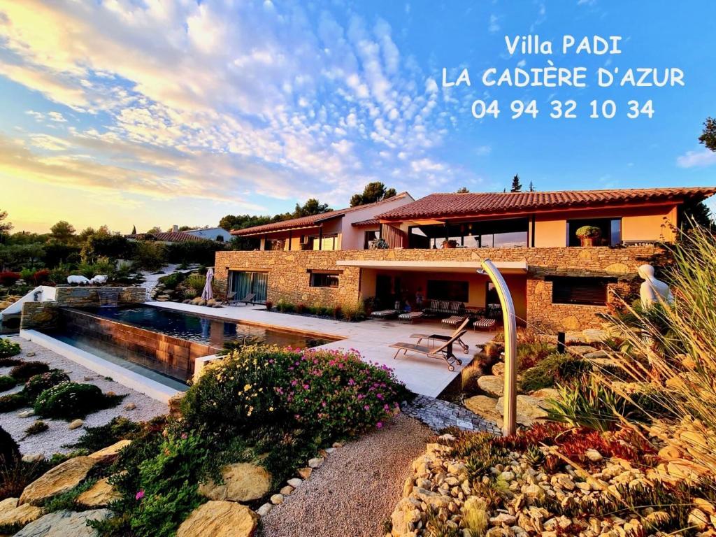 une villa avec une piscine et une maison dans l'établissement VILLA PADI La Cadière d'Azur, à Laouque