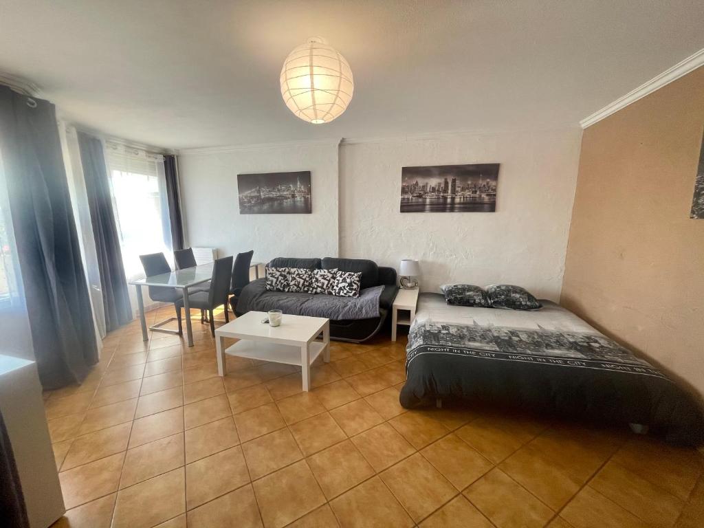 Postel nebo postele na pokoji v ubytování Spacieuse chambre privée 25m2 en colocation avec 4 autres personnes dans un appartement 94m2 à vaulx en velin centre