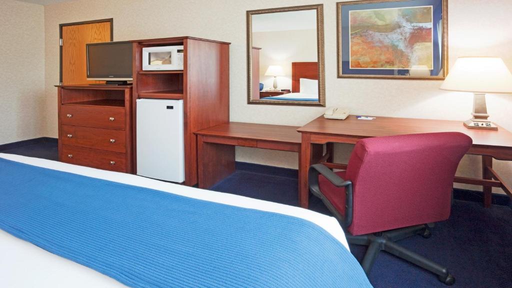 A cozinha ou cozinha compacta de Holiday Inn Express Deforest by IHG