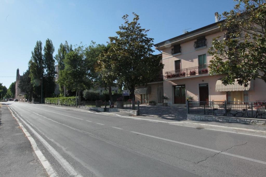 een lege straat met een gebouw aan de kant van de weg bij Il Tugurio Agriturismo B&B in Rivotorto 