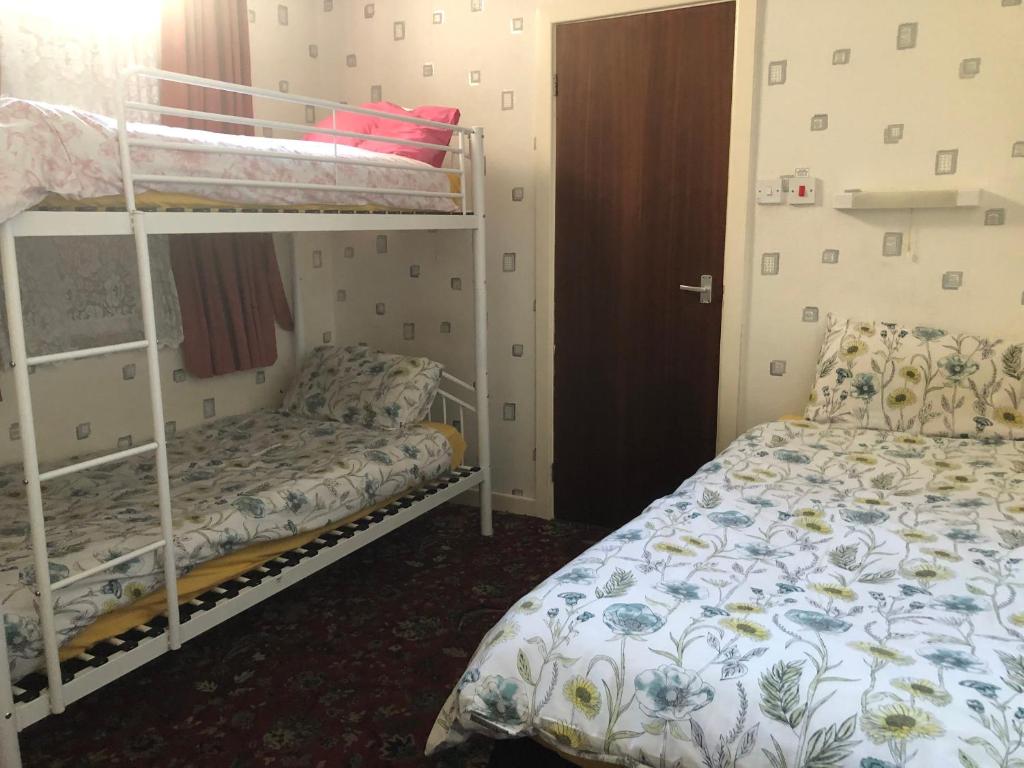 Postel nebo postele na pokoji v ubytování Melrose Hotel