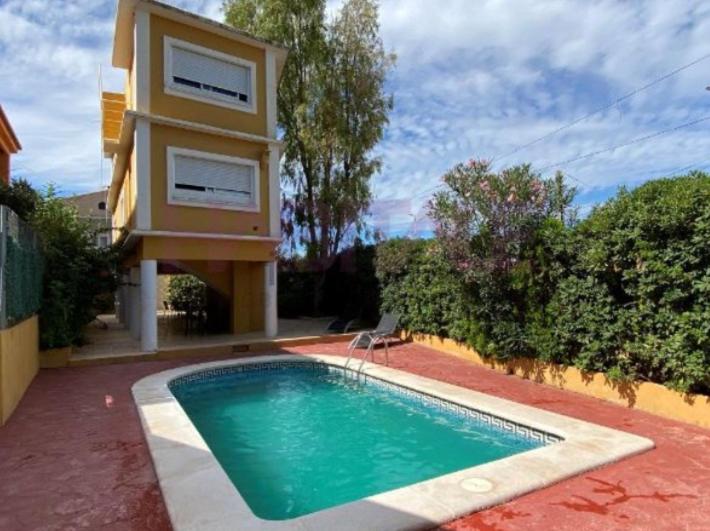 una piscina frente a una casa en Sol de Otoño en Valencia en Moncada