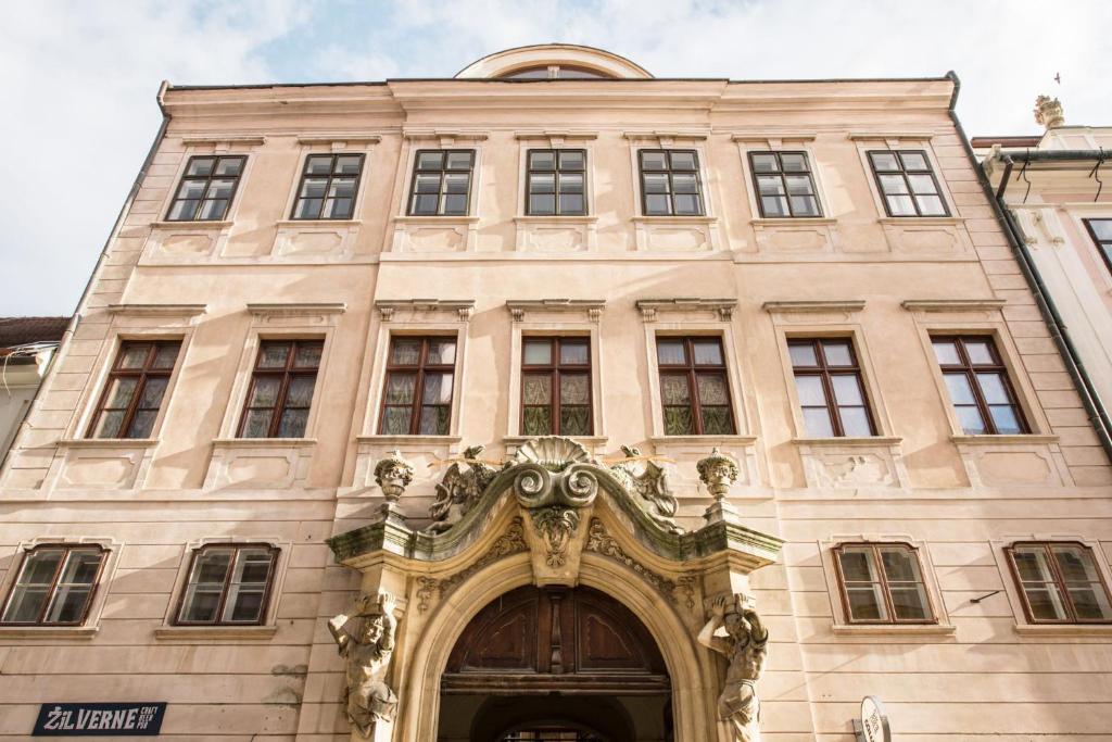 - un grand bâtiment avec une grande porte devant dans l'établissement Petra Inn Apartments in historical palace Bratislava, à Bratislava