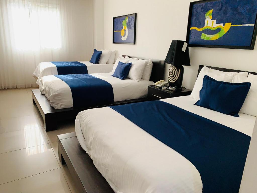 Postel nebo postele na pokoji v ubytování Hotel Galerias HN