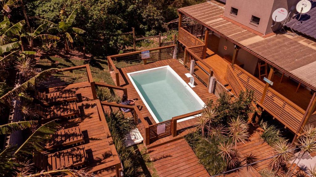 una vista aérea de una piscina en una casa en Pousada Makani, en Praia do Rosa