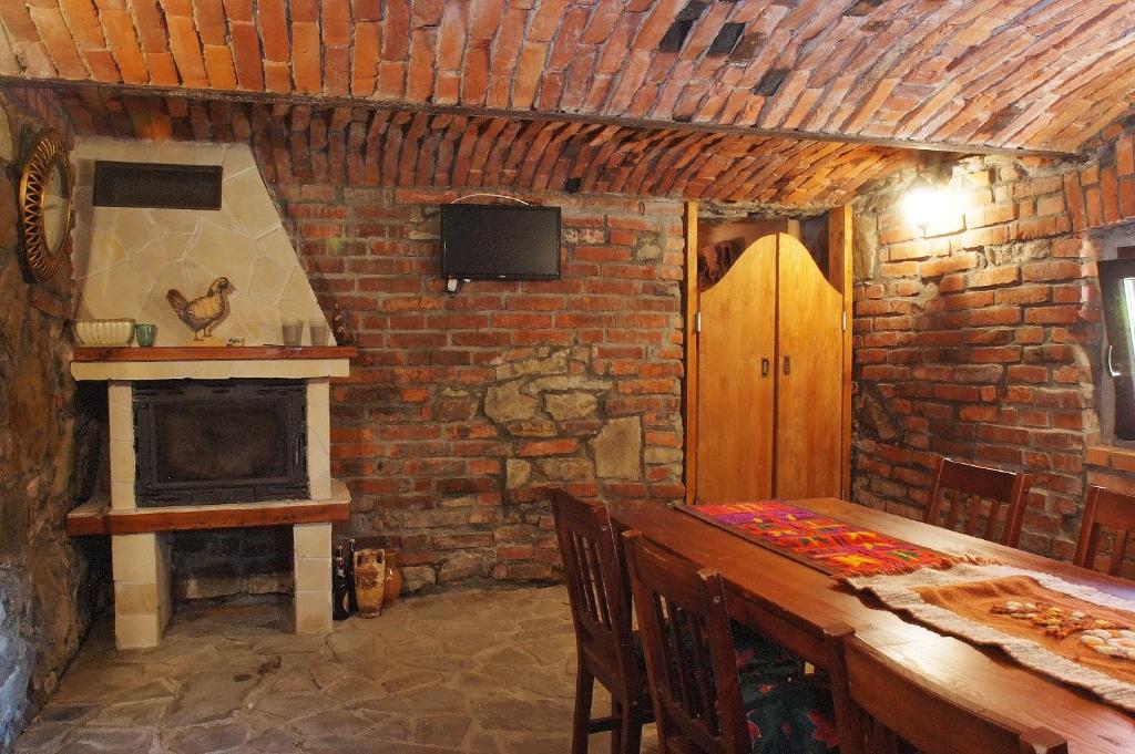 Televízia a/alebo spoločenská miestnosť v ubytovaní Agroturystka u Basi