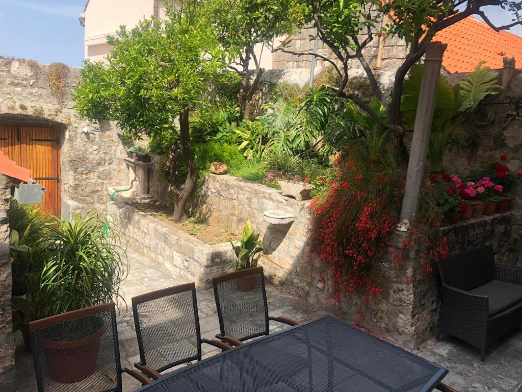 Vonkajšia záhrada v ubytovaní 4 bedroom Villa in old Cavtat