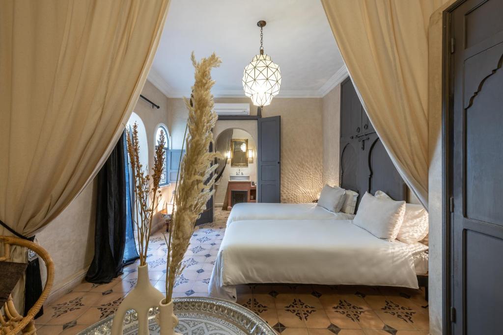Postel nebo postele na pokoji v ubytování Riad Beldi