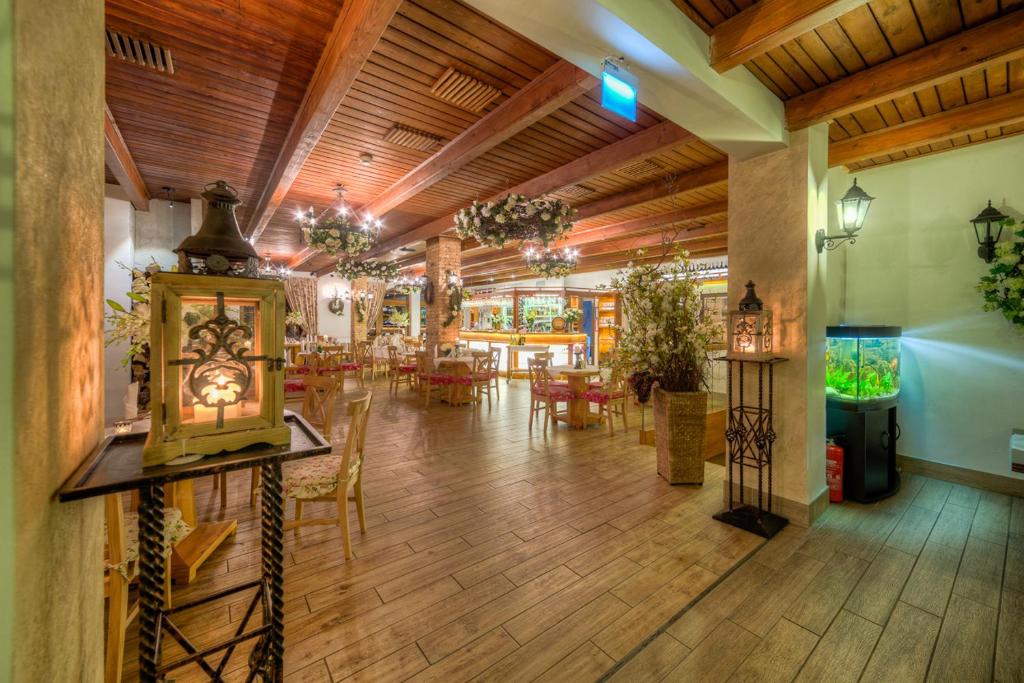 Reštaurácia alebo iné gastronomické zariadenie v ubytovaní Leśne Patio