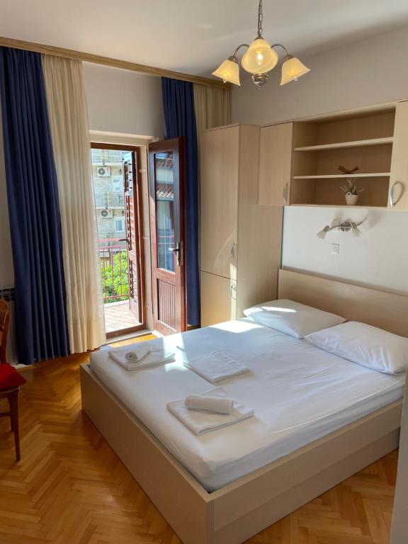 Postel nebo postele na pokoji v ubytování Apartmani Dragica