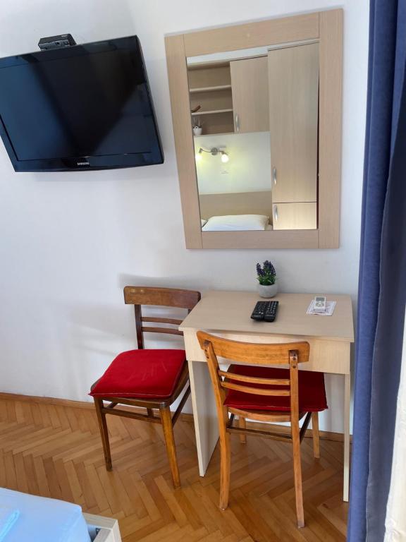 TV a/nebo společenská místnost v ubytování Apartmani Dragica