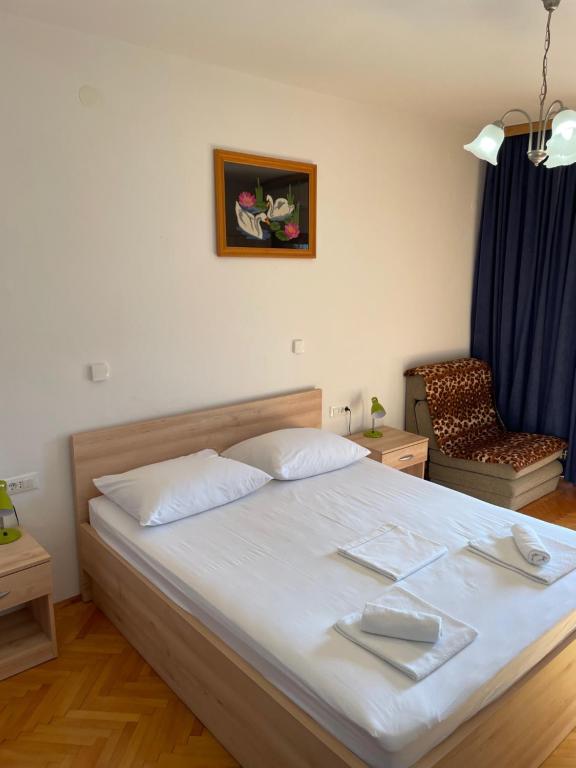 Postel nebo postele na pokoji v ubytování Apartmani Dragica