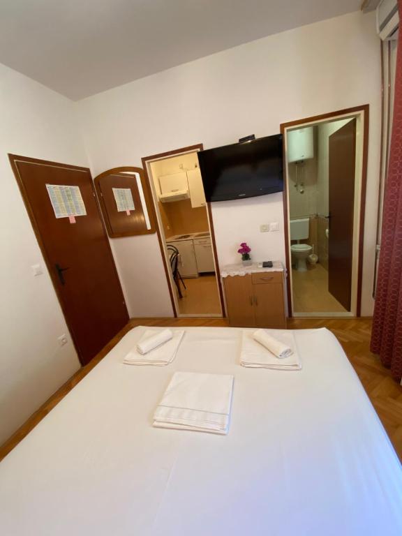 Postel nebo postele na pokoji v ubytování Apartmani Dragica
