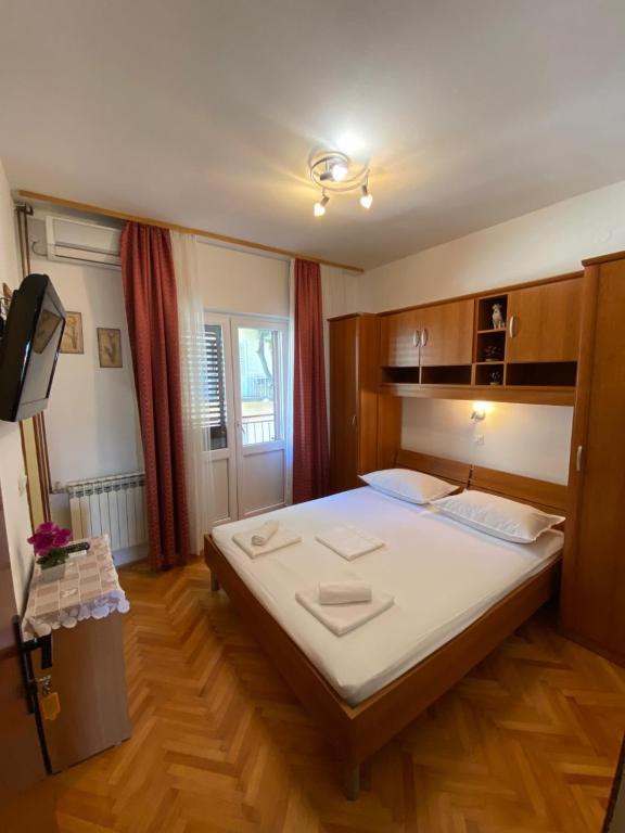 Postel nebo postele na pokoji v ubytování Apartmani Dragica