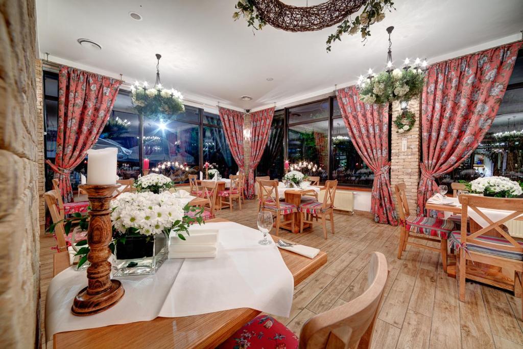 Reštaurácia alebo iné gastronomické zariadenie v ubytovaní Leśne Patio