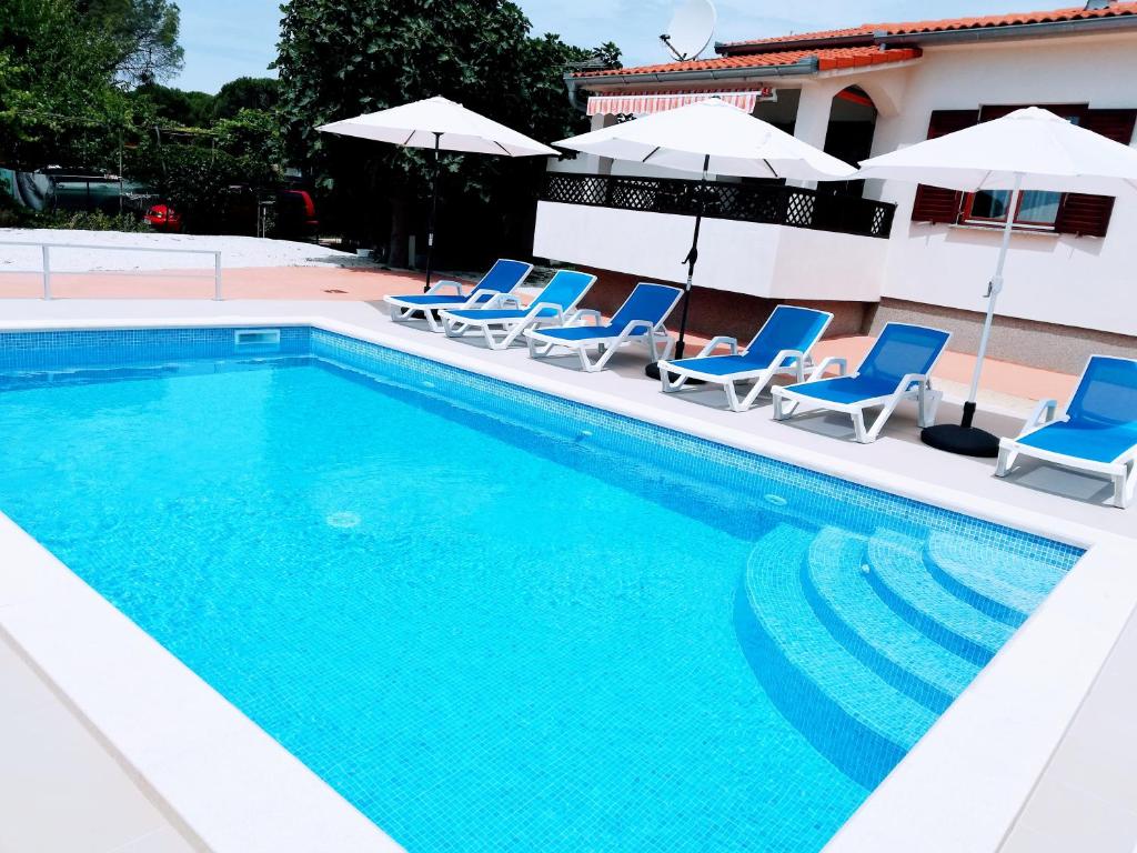 Piscina de la sau aproape de Apartments Rudez - pool - jacuzzi