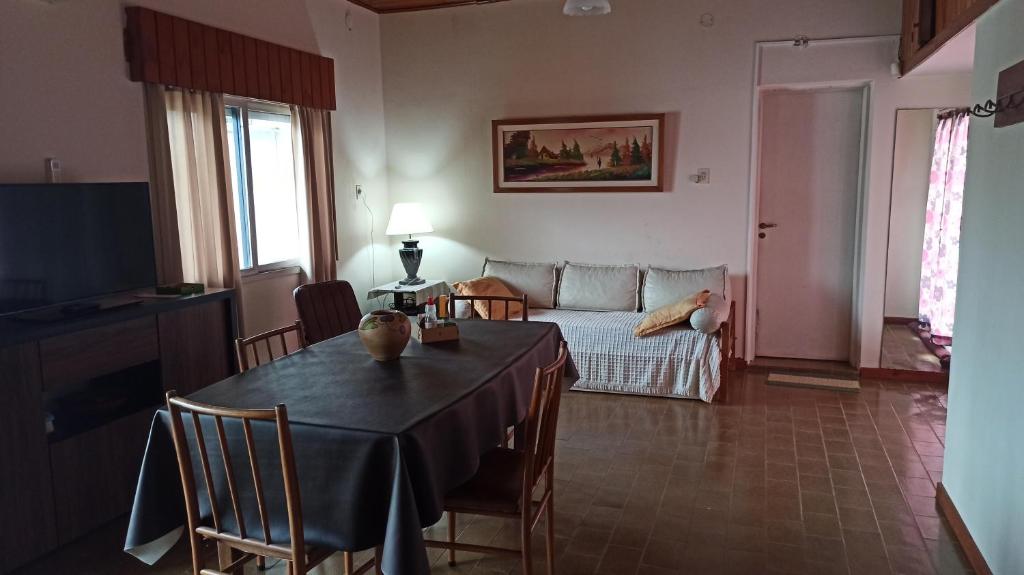 ein Wohnzimmer mit einem Tisch und einem Sofa in der Unterkunft Departamento 2 ambientes 1er piso in Gualeguay