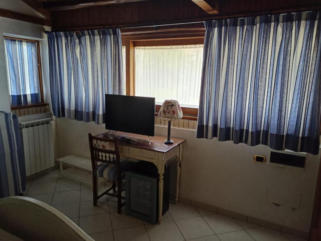 Televízia a/alebo spoločenská miestnosť v ubytovaní B&B oasi di mamma clara