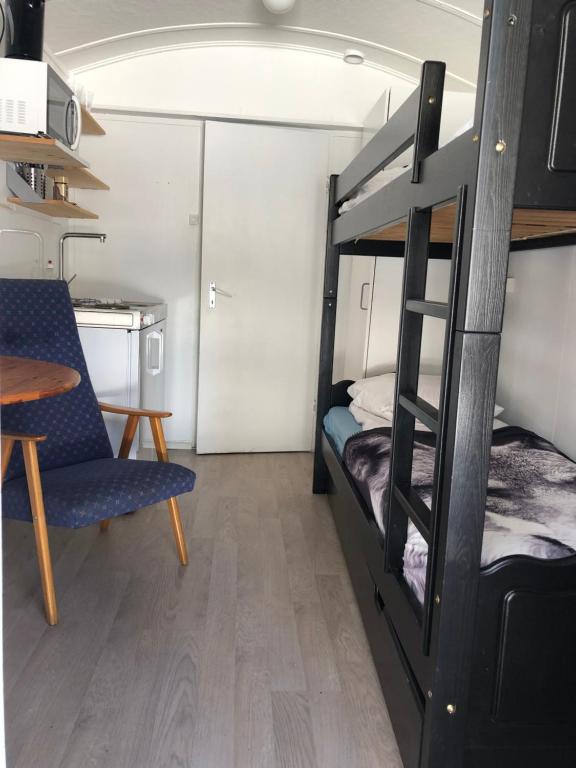 ein kleines Zimmer mit einem Etagenbett und einem Tisch in der Unterkunft Rena HOSTEL EINARA in Rena