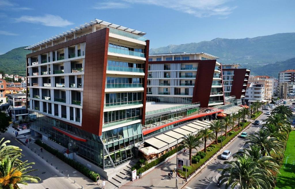 una vista aérea de una ciudad con edificios y palmeras en Condo Studio Plaza, en Budva