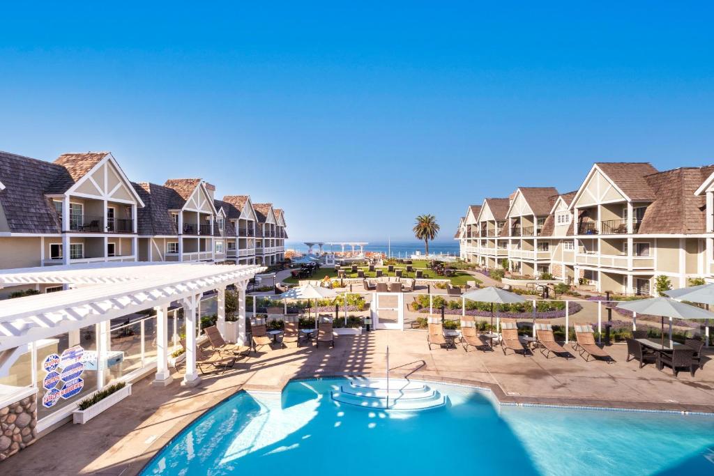 an image of the pool at the resort at Carlsbad Inn Beach Resort in Carlsbad